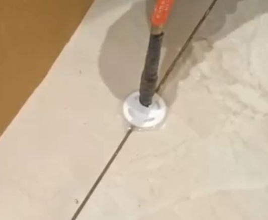 德州市瓷砖空鼓维修公司专业解答瓷砖在铺贴过程中，如果没有涂抹均匀到位的粘结材料（如水泥砂浆或瓷砖胶），可能会导致以下问题