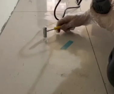 德州市瓷砖开裂维修公司专业分享瓷砖在铺贴前如果没有沥干水分，将会导致以下问题